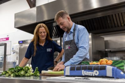 Maggie and Martijn in the kitchen chopping leeks